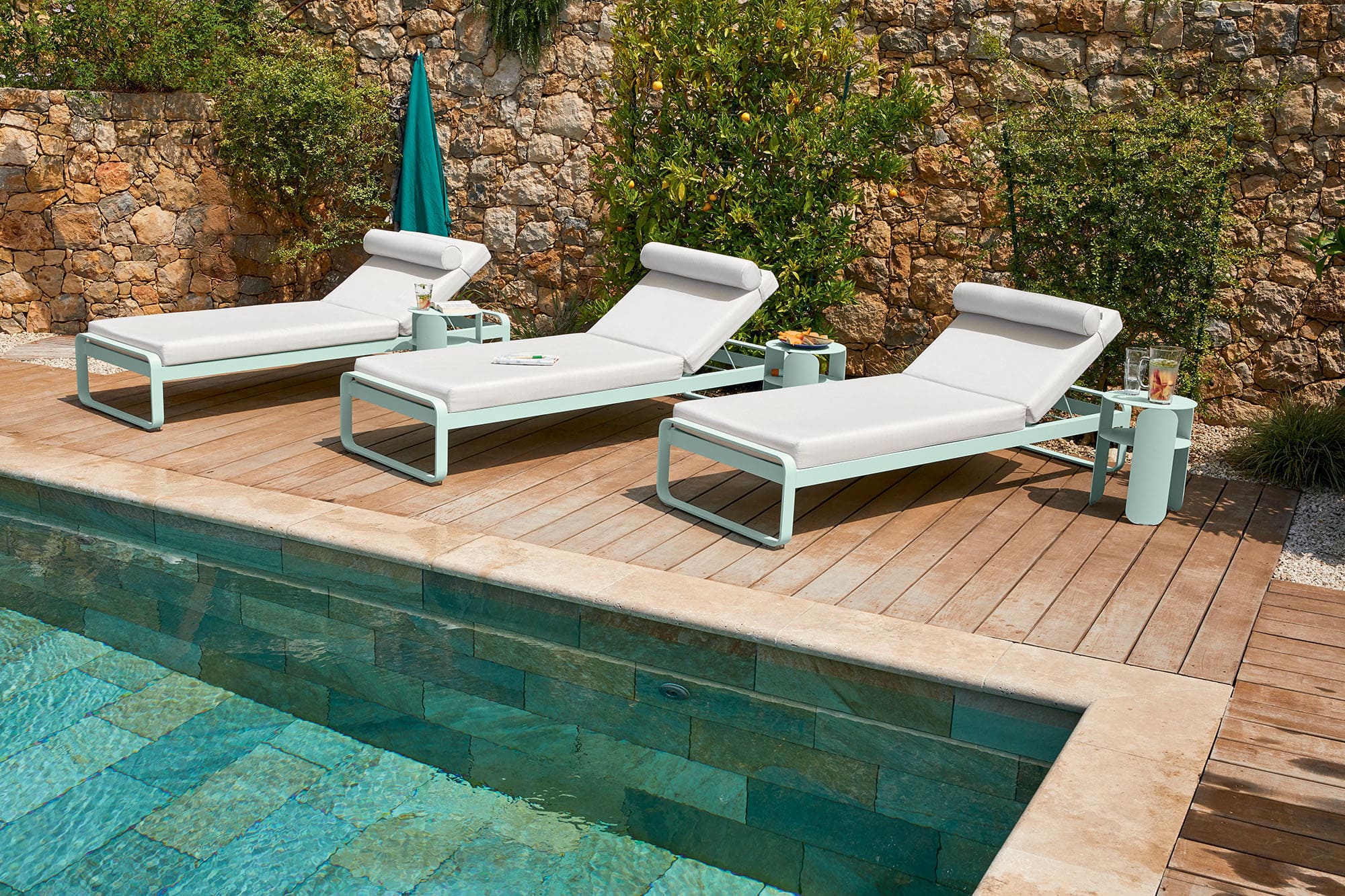 Vous voulez aménager un espace autour de la piscine ? Nous vous révélons les meilleures options.