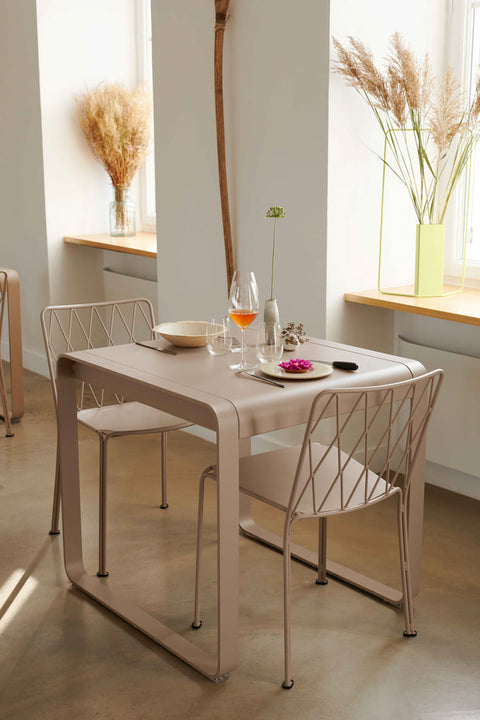 Table BELLEVIE de 74 x 80 x 74 cm de la marque française Fermob. Acheter Fermob en ligne. Coin du Meuble