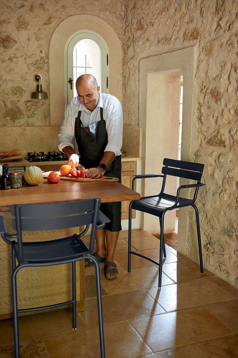 Silla alta con reposabrazos de bar LUXEMBOURG, comprar mobiliario online de la marca FERMOB en Rincón del Mueble RDM Madrid España