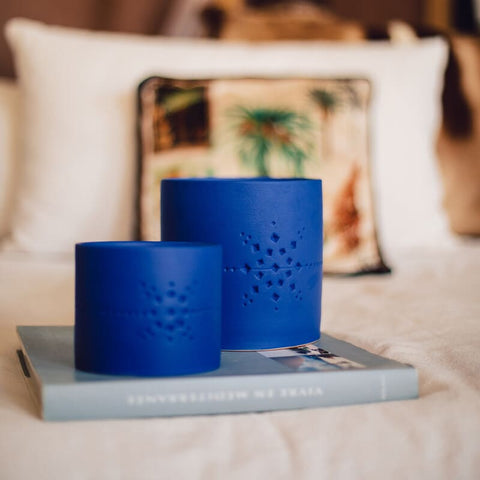 Bougie parfumée en céramique de BLUE IZZA Cote Bougie CDM Paris
