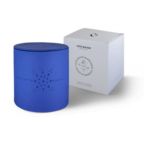 Bougie parfumée en céramique de BLUE IZZA Cote Bougie CDM Paris