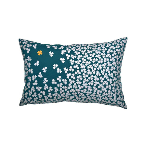 Coussin d’extérieur TRÈFLE de 68 x 44 cm de la marque Fermob. Acheter Fermob en ligne. 
