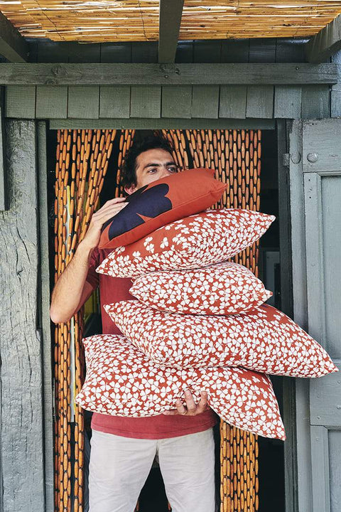 Coussin d’extérieur TRÈFLE de 44 x 44 cm de la marque Fermob. Acheter Fermob en ligne. Rincón del Mueble